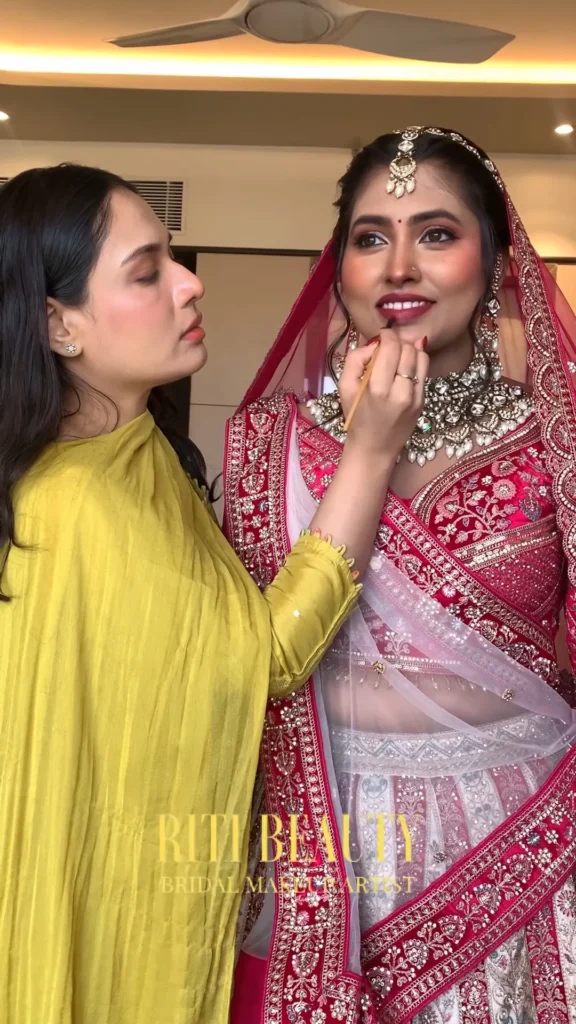 riti-beauty-applying-bridal-makeup-mumbai Riti Beauty applying bridal makeup for a wedding in Mumbai